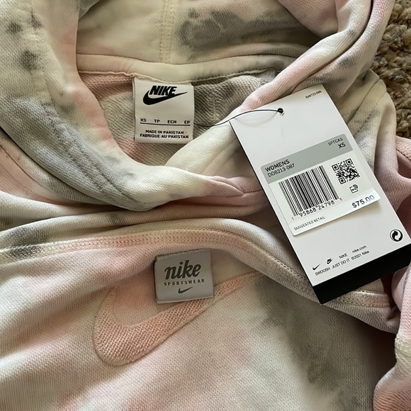 Nike Sportswear SET! It has never been worn/ tags still on. - Picture 4 of 4